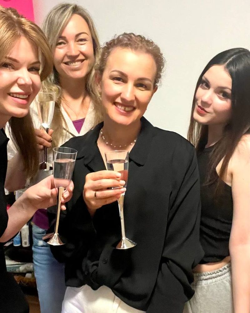 Snezhana mit Teilnehmerinnen nach dem Abschluss einer Schulung