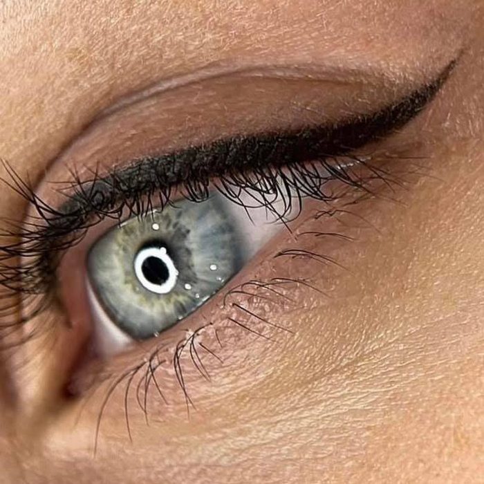 Eyeliner mit feinem Schwung am äußeren Augenwinkel