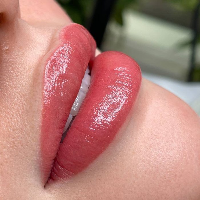 Aquarell-Lippen mit klarer Kontur, Nahaufnahme