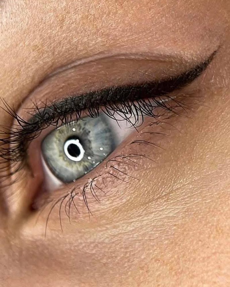 Eyeliner mit feinem Schwung am äußeren Augenwinkel