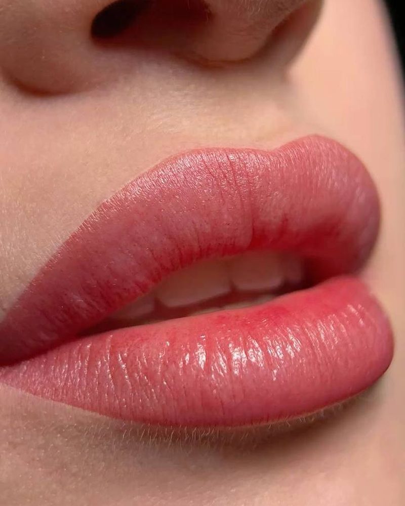 Aquarell-Lippen in einem warmen Korallton, kurz nach der Behandlung